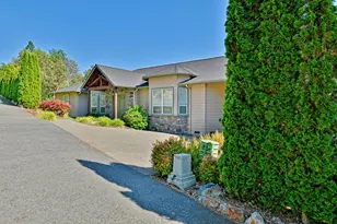 1893 NW Sunview Pl, Grants Pass, OR 97526 - Photo 4
