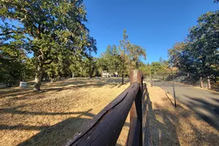 484 Shadow Hills Dr, Grants Pass, OR 97526 - Photo 2