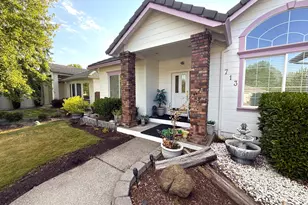 713 Eastridge Dr, Medford, OR 97504 - Photo 2