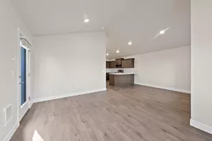 4046 SW Obsidian Ave, Redmond, OR 97756 - Photo 4