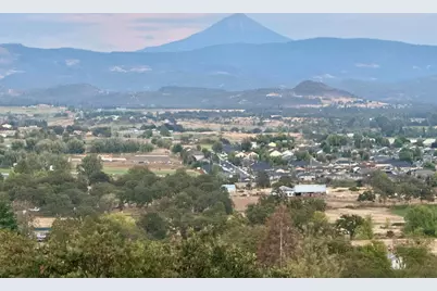 739 W Rolling Hills Drive, Eagle Point, OR 97524 - Photo 4