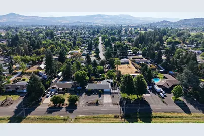 2027 Fairlane Drive, Medford, OR 97501 - Photo 40