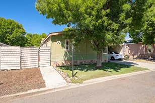 633 E Archwood Dr, Eagle Point, OR 97524 - Photo 1