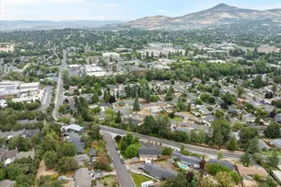 908 Black Oak Dr, Medford, OR 97504 - Photo 32