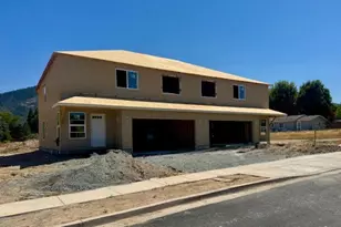 155 SE Champagne Ct, Grants Pass, OR 97527 - Photo 2