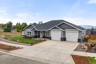 2749 Pronghorn Ln, Medford, OR 97504 - Photo 4
