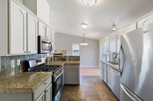 2756 NE Rainier Dr, Bend, OR 97701 - Photo 12