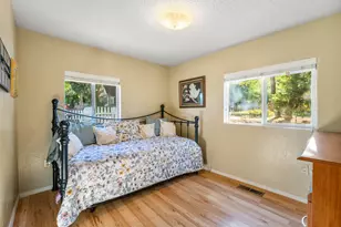 416 NW Pleasant View Dr, Grants Pass, OR 97526 - Photo 14