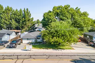 1010 Garfield St, Medford, OR 97501 - Photo 2