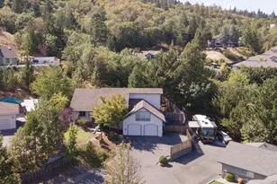 1946 NW Crown St, Grants Pass, OR 97526 - Photo 2