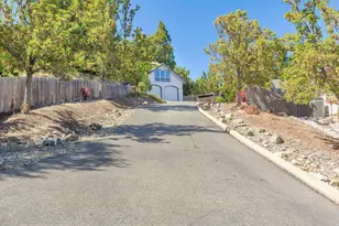 1946 NW Crown St, Grants Pass, OR 97526 - Photo 36