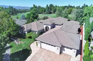 256 Island Pointe Dr, Medford, OR 97504 - Photo 2