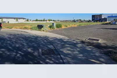 757 NE Jackpine Court, Redmond, OR 97756 - Photo 2