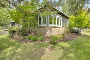 520 NW Divot Dr, Bend, OR 97703 - Photo 2