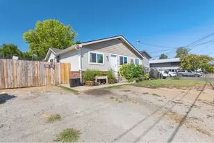 815 Niantic St, Medford, OR 97501 - Photo 2