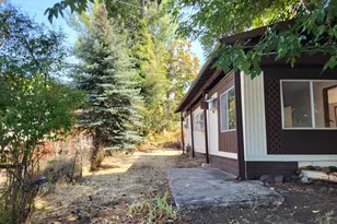 421 Stevens Rd, Eagle Point, OR 97524 - Photo 2