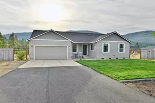 585 E Forks Cir, Cave Junction, OR 97523 - Photo 2