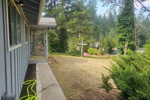 703 Jaynes Dr, Grants Pass, OR 97527 - Photo 2