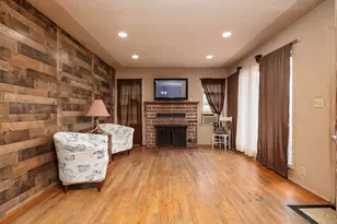 861 SE M St, Grants Pass, OR 97526 - Photo 2