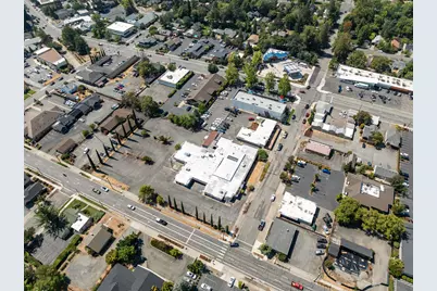125 NE Manzanita Avenue, Grants Pass, OR 97526 - Photo 2