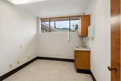 125 NE Manzanita Avenue, Grants Pass, OR 97526 - Photo 12