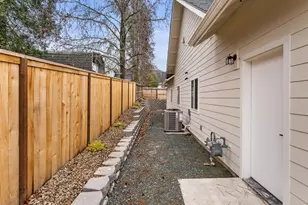 142 NW Crst Dr, Grants Pass, OR 97526 - Photo 44