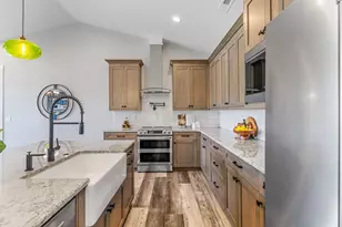 625 NW Crater Lk Dr, Dallas, OR 97338 - Photo 8