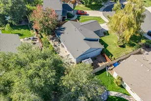 2228 SW Stonehedge Ct, Redmond, OR 97756 - Photo 2