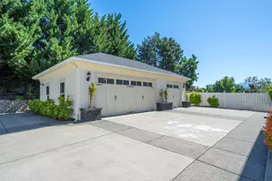 381 Stanford Ave, Medford, OR 97504 - Photo 8