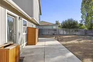 2675 NE 9th St, Redmond, OR 97756 - Photo 12