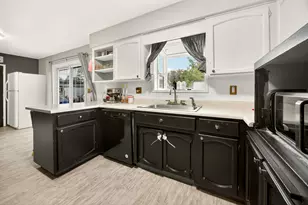 342 Hazel St, Central Point, OR 97502 - Photo 6