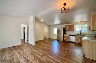 581 Azalea Dr, Grants Pass, OR 97526 - Photo 4