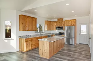 811 Quail Point Dr, Klamath Falls, OR 97601 - Photo 8