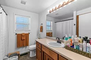 335 Applewood Dr, Central Point, OR 97502 - Photo 14