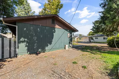 710 SE 12th Street, Grants Pass, OR 97526 - Photo 22