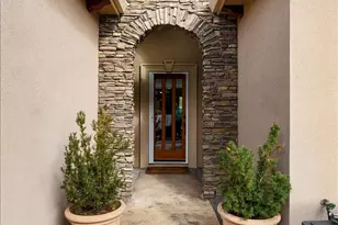 3757 Sherwood Park Dr, Medford, OR 97504 - Photo 4