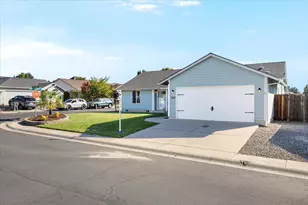 1409 Twin Rocks Dr, Central Point, OR 97502 - Photo 1