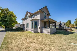 303 SW I St, Grants Pass, OR 97526 - Photo 4