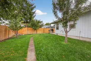 2937 SW Salmon Ave, Redmond, OR 97756 - Photo 24