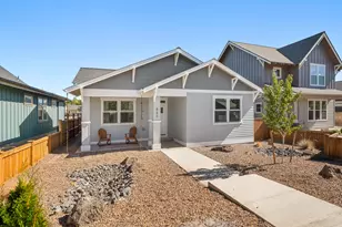 880 NW 19th St, Redmond, OR 97756 - Photo 2