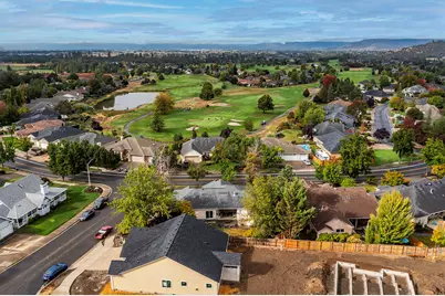 375 Robert Trent Jones Boulevard, Eagle Point, OR 97524 - Photo 14