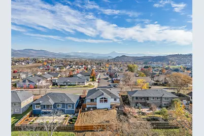 403 N Deanjou Avenue, Eagle Point, OR 97524 - Photo 32