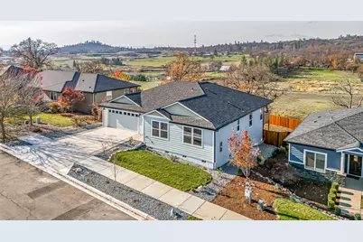 403 N Deanjou Avenue, Eagle Point, OR 97524 - Photo 2