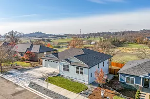 403 N Deanjou Ave, Eagle Point, OR 97524 - Photo 2