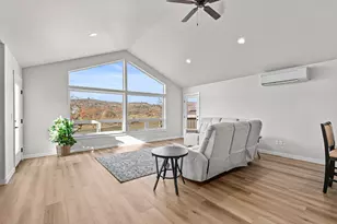 403 N Deanjou Ave, Eagle Point, OR 97524 - Photo 6