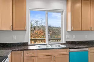 403 N Deanjou Ave, Eagle Point, OR 97524 - Photo 6