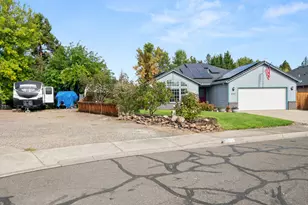 570 Bachand Cir, Central Point, OR 97502 - Photo 2