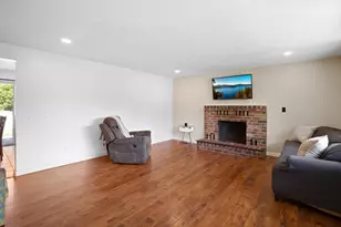 990 Janes Rd, Medford, OR 97501 - Photo 2