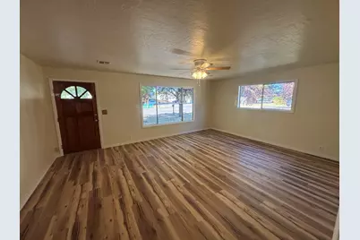 124 Paxon Avenue, Eagle Point, OR 97524 - Photo 2