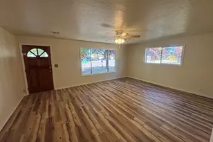 124 Paxon Ave, Eagle Point, OR 97524 - Photo 2